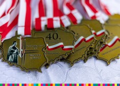Medale w kształcie Polski z biało-czerwonym wisiorkiem