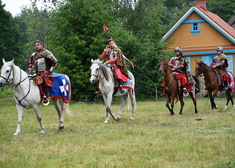Trzej mężczyźni jadący na koniach