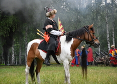 Dziecko w przebraniu siedzące na koniu
