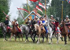 Grupa mężczyzn siedzących na koniach