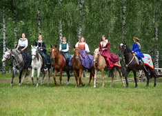 Kobiety w przebraniach jadące na koniach