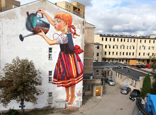 Na budynku mural, na którym dziewczynka z konewką podlewa drzewko.