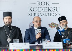 Marszałek Kosicki udziela wypowiedzi, obok bp Andrzej i abp Jakub