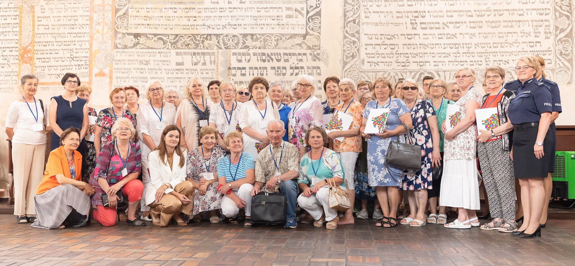 Grupa seniorów w synagodze