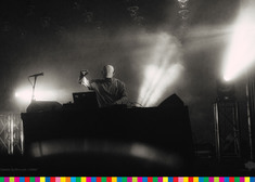 czarno-białe zdjęcie DJa przy konsolecie
