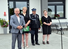 druh OSP, dwie kobiety oraz wicemarszałek Marek Olbryś 