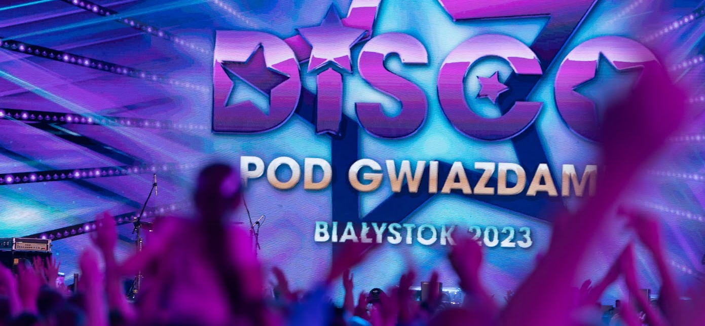 Napis na telebimie: Disco pod Gwiazdami.