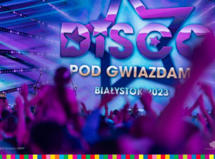 Napis na telebimie: Disco pod Gwiazdami.