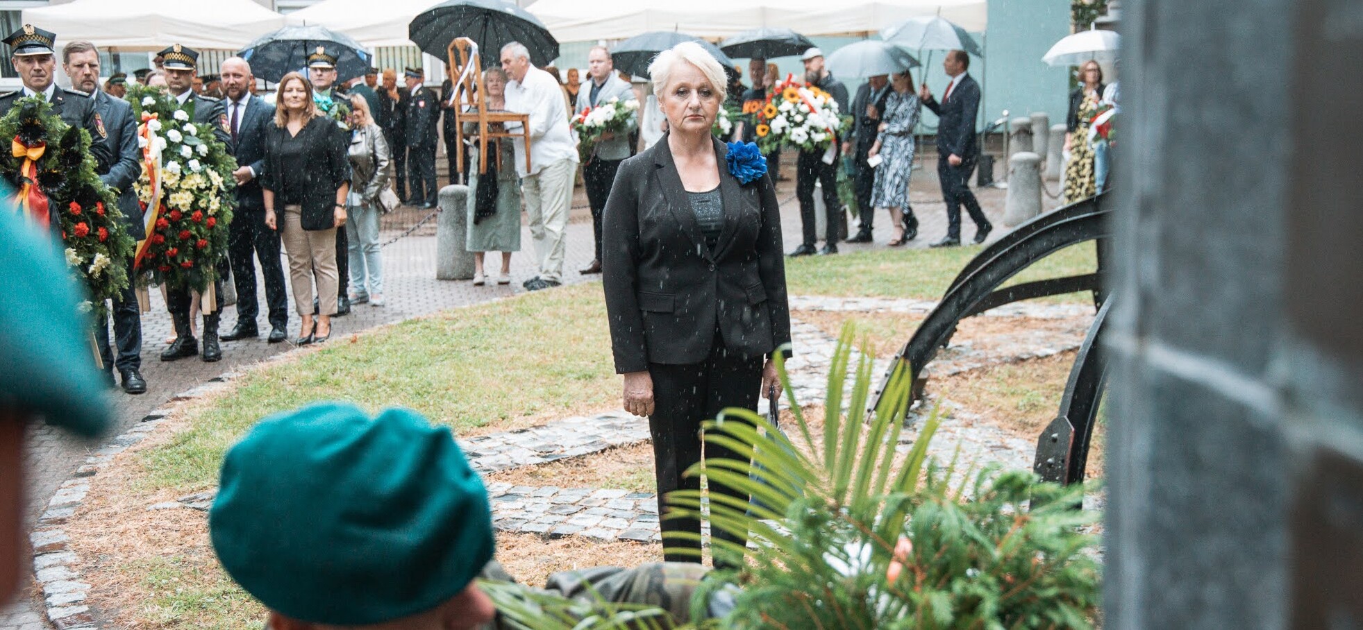 Kobieta stoi przed pomnikiem