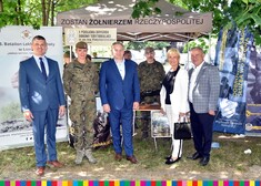 wicemarszałek Marek Olbryś pozuje do wspólnego zdjęcia z małżonką i żołnierzami 