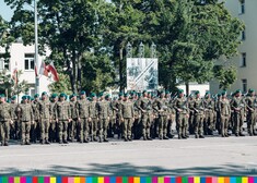 Grupa żołnierzy na placu