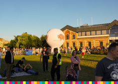 uczestnicy festiwalu i widoczny w tle dmuchany balon z logo województwa podlaskiego 