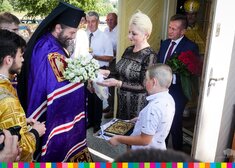 Wiesława Burnos wręcza kwiaty biskupowi 