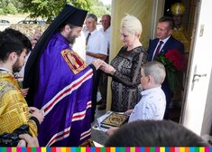 Wiesława Burnos wręcza upominek biskupowi 