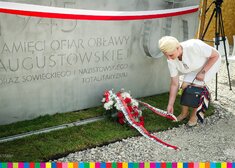 Wiesława Burnos składa kwiaty pod pomnikiem