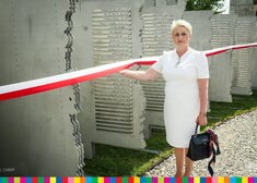 Wiesława Burnos przy pomniku ofiar 