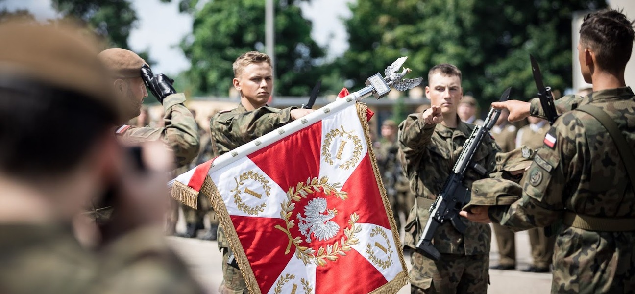 Żołnierz trzyma sztandar