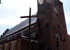 Budynek kościoła. Przed nim krzyż.