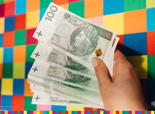 Banknoty 100 zł w ręku