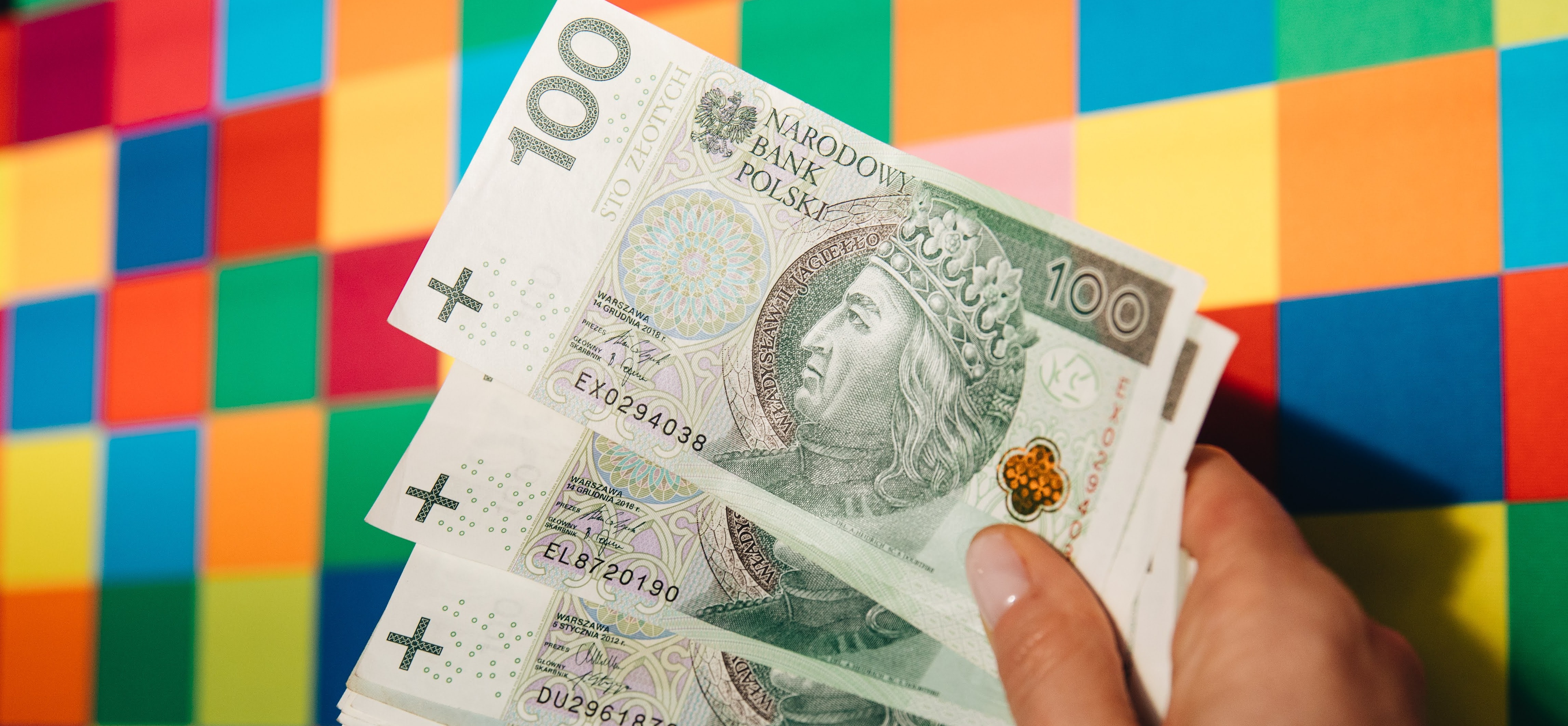 Banknoty 100 zł w ręku