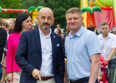 Burmistrz Choroszczy stoi na zdjęciu z Markiem Malinowskim, członkiem zarządu