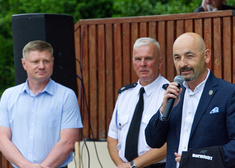 Marek Malinowski, członek zarządu stoi na zdjęciu z druhem OSP oraz burmistrzem Choroszczy