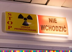 Na podświetlonych tabliczkach są napisy zakazujące wchodzenia i ostrzegające przed promieniowaniem