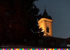 Wieża kościoła w Tykocinie oświetlona nocą
