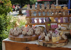 figurki zwierząt na stoisku targowym