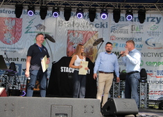 na scenie stoiMarek Malinowski w towarzystwie dwóch mężczyzn i kobiety