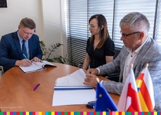 Marek Malinowskii burmistrz Drohiczyna podpisują umowę pomiędzy siedzi pani skarbnik siedzi 