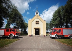 Dwa wozy strażackie przed kościołem