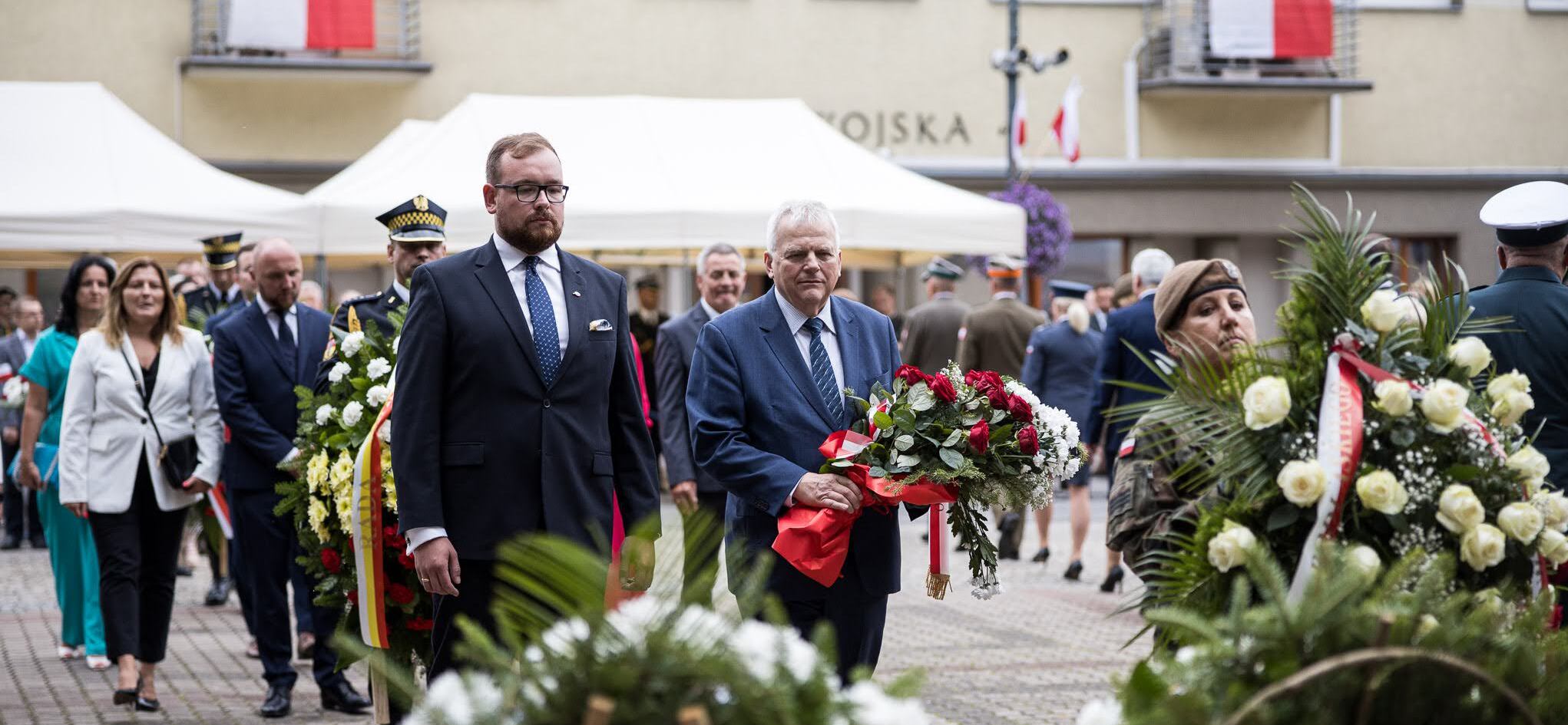 Wicemarszałek i przewodniczący sejmiku składają kwiaty pod pomnikiem