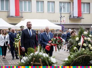 Wicemarszałek i przewodniczący sejmiku składają kwiaty pod pomnikiem