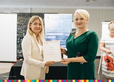 Wiesława Burnos przekazuje dyplom młodej kobiecie