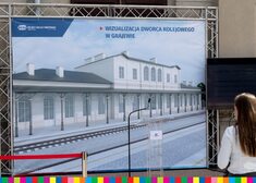 Plakat z wizualizacją nowego projektu odnowienia dworca kolejowego w Grajewie