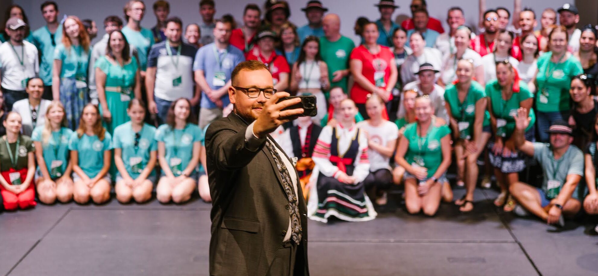 Wicemarszałek Sebastian Łukaszewicz robi selfie z uczestnikami festiwalu