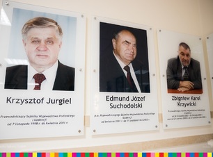 Fotografie trzech przewodniczących. Na pierwszym planie Krzysztof Putra.