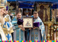 prawosławni biskupi niosą ikonę Matki Boskiej
