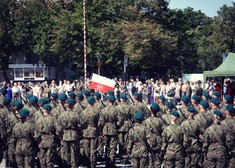 Duża grupa żołnierzy podczas uroczystości 