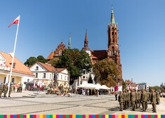 Uczestnicy uroczystości na tle kościoła farnego