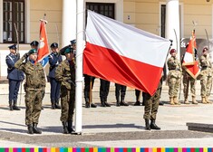 Żołnierze wciągają flagę na maszt