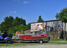 nowa łódź goniądzkiej OSP na tle muralu