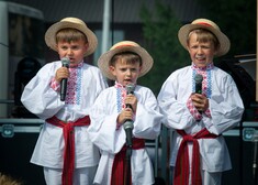 trzech chłopców śpiewa do mikrofonów