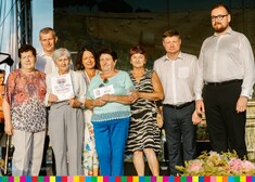 Marszałek Sebastian Łukaszewicz wraz z członkiem zarządu Markiem Malinowskim i grupą osób pozują do wspólnego zdjęcia 