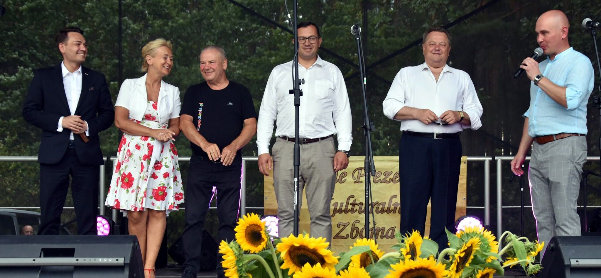 osoby uczestniczące w wydarzeniu stoją na scenie, wśród nich wicemarszałek Marek Olbryś