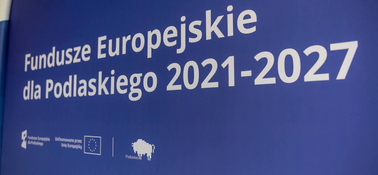 Plansza z napisem: Fundusze Europejskie dla Podlaskiego 2021-2027.