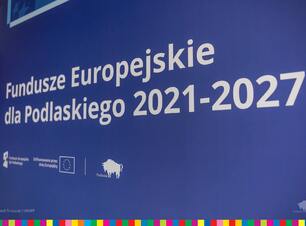 Plansza z napisem: Fundusze Europejskie dla Podlaskiego 2021-2027.