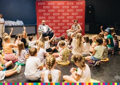 Sebastian Łukaszewicz czyta dzieciom o przyjaźni