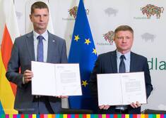 Dariusz Piontkowski i Marek Malinowski trzymają podpisane listy gratulacyjne